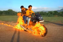 Đốt xe môtô rồi lái cho giống Ghost Rider và cái kết