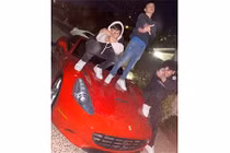 Đứng lên siêu xe Ferrari để tự sướng và cái kết... 6000 USD