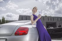 Mẫu Tây "sang chảnh" bên Bentley Continental GT và Samsung S8