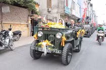 Hàng chục xe Jeep rầm rộ "đưa nàng về dinh" tại Hà Nội