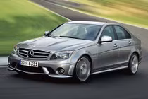 Hãng xe sang Mercedes-Benz bị kiện vì mùi "tất thối" 