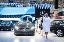 Dàn người đẹp "khoe sắc" cùng xe sang Mercedes ở VMS 2018