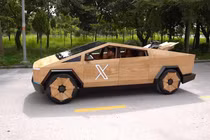 Tesla Cybertruck bằng gỗ của thợ mộc Việt làm tặng tỷ phú Elon Musk 