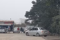 Hà Nội: Bãi tập xe ô tô không phép bên bờ sông Hồng