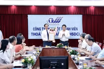 Lãnh đạo đi tù, mưa là ngập...Công ty Thoát nước HN nhận huân chương?