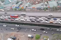 Hà Nội: Sáng sớm vành đai 3 ùn ứ, người dân sốt ruột về quê nghỉ lễ
