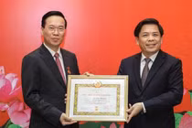Chủ tịch nước Võ Văn Thưởng nhận Huy hiệu 30 năm tuổi Đảng