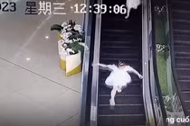 Thót tim với màn bé gái cứu bé trai bị kẹt chân vào thang cuốn
