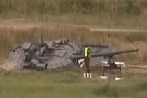 Xe tăng T-80 Nga mất "uy tín" nghiêm trọng sau khi... lao xuống ruộng
