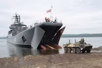 Choáng ngợp "tàu há mồm" thuộc hàng "tinh hoa" của Hạm đội Baltic Nga 