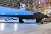 Máy bay ném bom B-21 có thể qua mặt S-400 Nga dễ dàng?