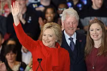 Bà Hillary Clinton đã giành thắng lợi bầu cử bằng tung đồng xu