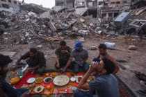 Ảnh: Tháng ăn chay Ramadan ngoài chiến tuyến ở Syria