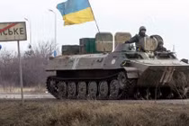 Quân đội Ukraine chuyển nhiều vũ khí tối tân đến sát Donbass