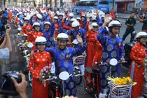 100 đôi uyên ương rước dâu xe đạp... “đại náo” TP HCM