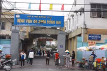 Nữ hộ lý tử vong với 2 con dao cắm trên ngực
