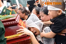 Người thân khóc ngất bên linh cữu các chiến sĩ Mi-171