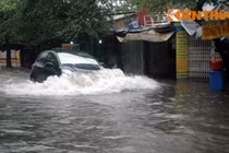 Ô tô, xe máy lại vượt sông trên phố Thủ đô