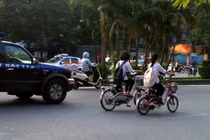 Nữ sinh "đầu trần" đi xe đạp điện, “ép” xe CS 113