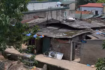Cống nước thải cạnh khu ổ chuột