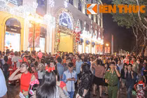 Biển người Sài Gòn đội mưa đi chơi Noel
