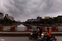 Trời Hà Nội tối sầm, ôtô bật đèn di chuyển