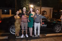 Ngắm á hậu Tú Anh quyến rũ bên những chàng cao bồi 