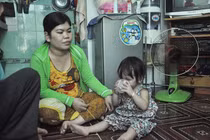 Vụ bé trai rơi xuống cống: Người mẹ khóc ngất gọi tên con