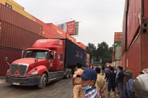 Nguyên nhân người đàn ông nằm chết dưới bánh xe container