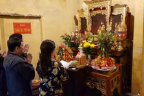 Đền Bà Chúa Kho tấp nập dịch vụ khấn vái thuê dù bị "cấm"