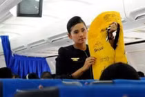 Hai hành khách tự ý xé áo phao trên máy bay Vietnam Airlines