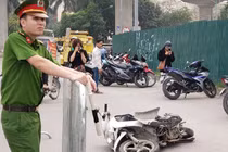 Clip: Khoảnh khắc nữ tài xế lái “xe điên” đâm hàng loạt xe máy