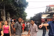 Xe ô tô bán tải đâm hai em bé đi xe đạp, một người tử vong