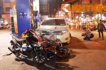 Xe điên đâm người ở trạm xăng, nhiều người bị thương