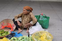 Chùm ảnh: Những người phụ nữ mải miết mưu sinh trên phố