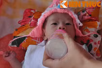 Ngắm bé văng khỏi bụng mẹ trong tai nạn nghịch ngợm, đáng yêu