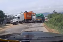 Video: Xe máy suýt chui gầm vì xe container vượt ẩu