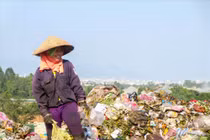 8/3 kể chuyện những phụ nữ mưu sinh ở bãi rác