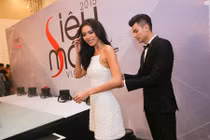 Siêu mẫu Minh Tú ngại ngùng khi được Vĩnh Thụy chỉnh váy