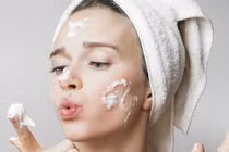 Da khô, kích ứng nếu chọn sữa rửa mặt có độ pH không đúng 