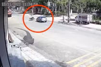 Vội vài giây, xe máy bị xe ưu tiên tông văng