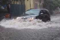 Hà Nội mưa to: Bờ Hồ ngập sâu, nhiều tuyến phố "chìm" trong nước