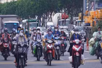 Đường phố TP HCM đông đúc trước giờ “G” siết chặt giãn cách
