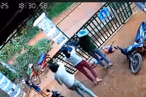 Chiếc cổng sắt bất ngờ đổ sập, đè trúng 2 bé gái