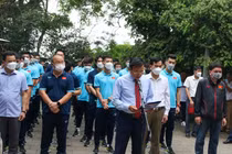 Người hâm mộ vây quanh HLV Park Hang Seo ở Đền Hùng