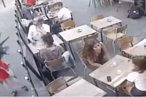 Video: Cô gái bị người đàn ông quấy rối rồi hành hung giữa phố