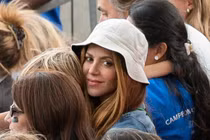 Shakira và Gerard Pique lúng túng khi cùng ngồi xem bóng chày