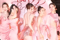 Làm tiệc sinh nhật ở biển, Ngọc Trinh khoe dáng "chất như nước cất"