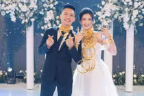 Cô dâu Thanh Hóa đeo vàng trĩu cổ, đám cưới dùng 2 tấn hoa tươi
