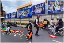 Ấm lòng clip người đi đường nhặt giúp anh shipper hàng trăm chiếc bánh 